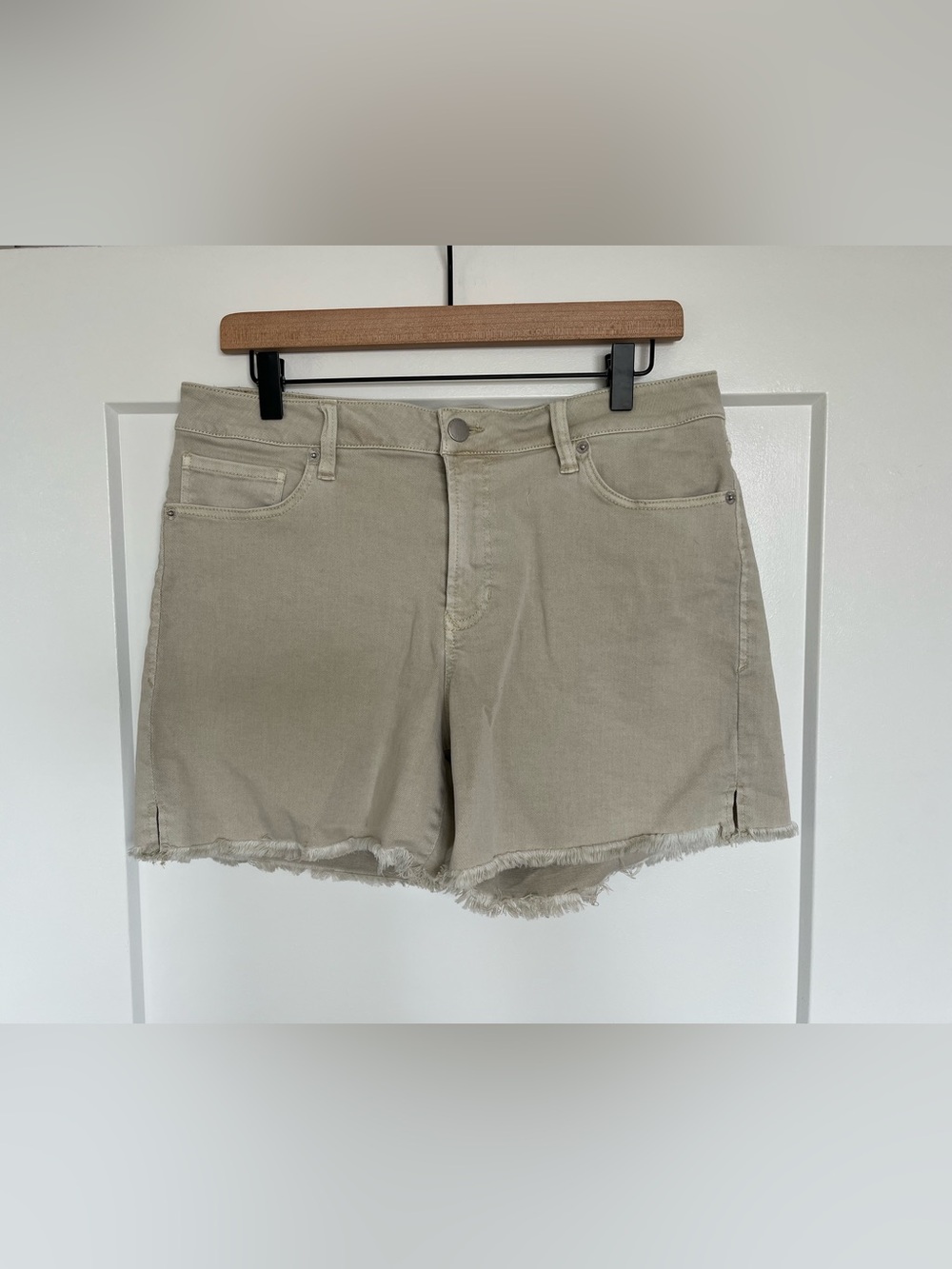 Dear John Julian Shorts Women’s Size 30 Beige Raw Hem Stretch Denim Shorts